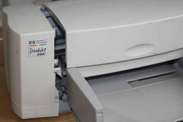HP Deskjet 840C – foto levé části tiskárny s logem