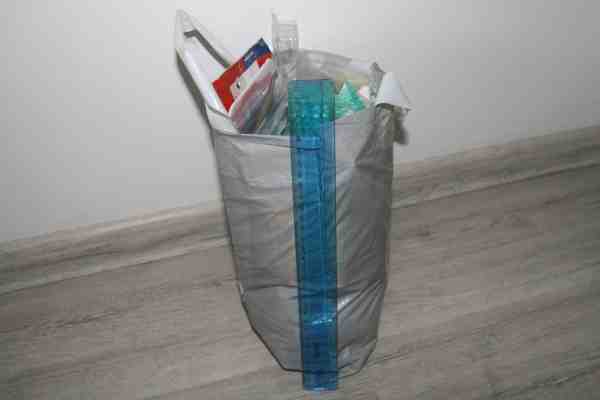 Malá (na výšku ~27cm) igelitová taška napěchovaná z ~85 % plastovým odpadem